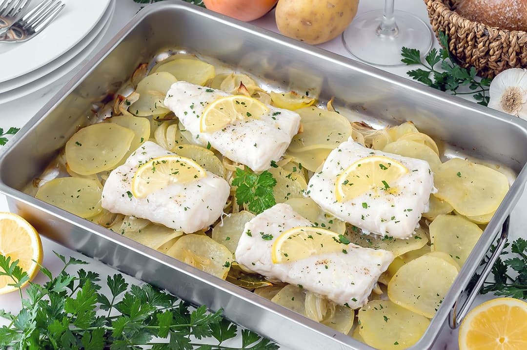Merluza al horno con papas y limón