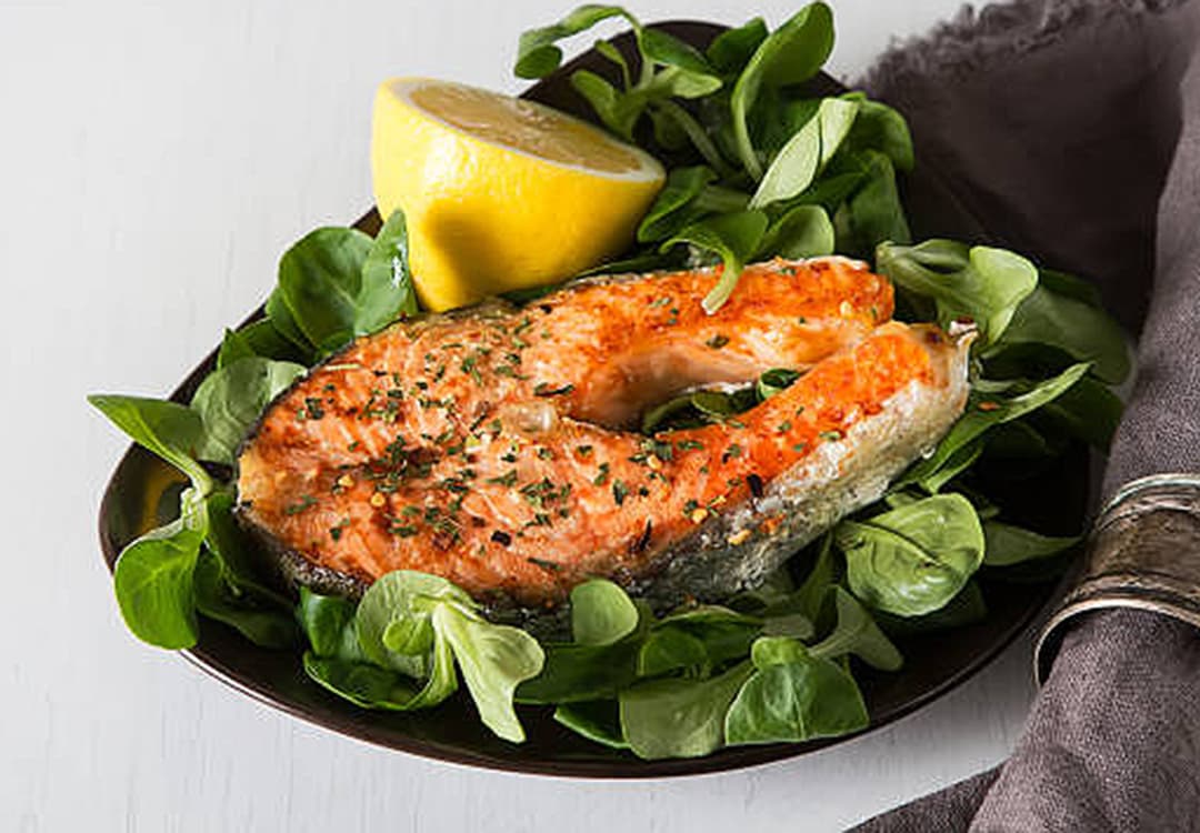 Salmón a la plancha con ensalada verde